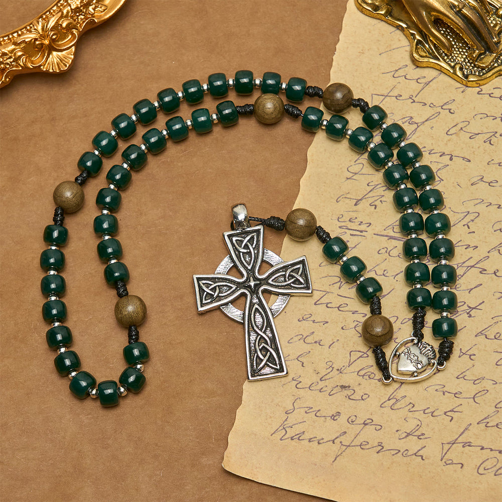 Christianartworkshop Rosenkranz aus mattgrünen Würfelperlen mit Heiligem Herzen Jesu und keltischem Kreuz - image 2