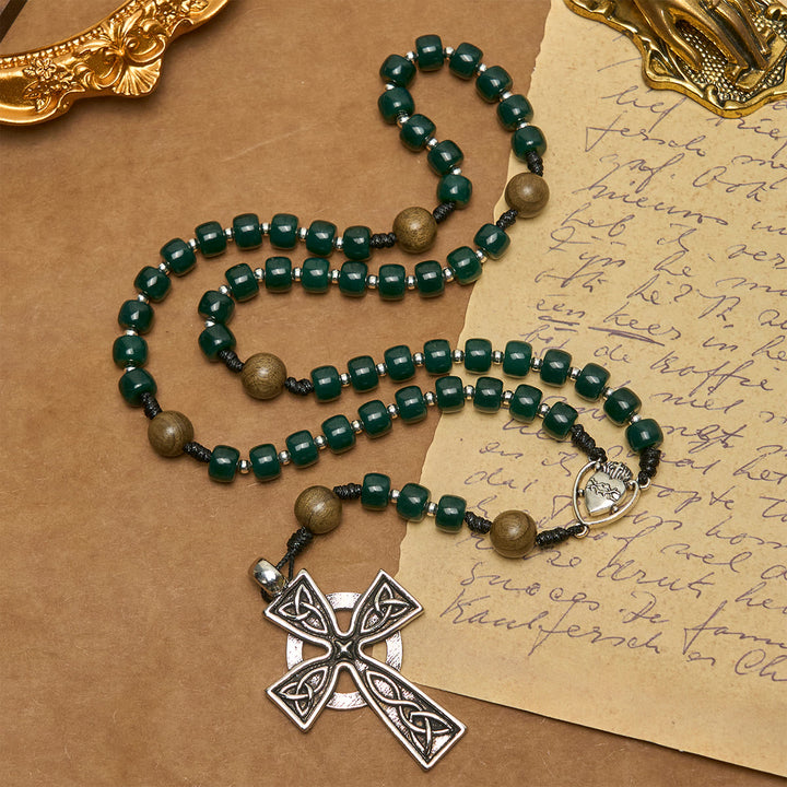 Christianartworkshop Rosenkranz aus mattgrünen Würfelperlen mit Heiligem Herzen Jesu und keltischem Kreuz - image 4