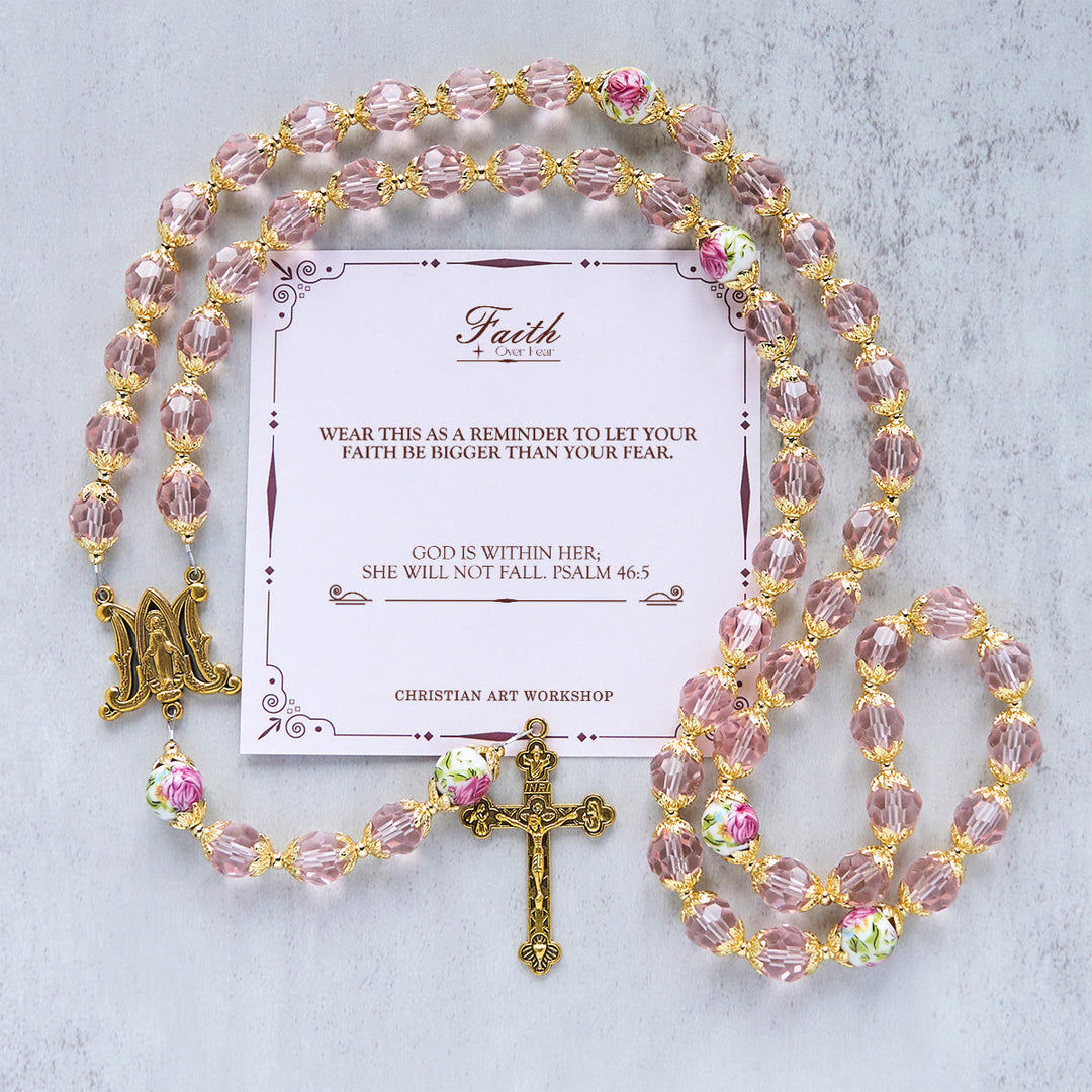 Christianartworkshop „Jesus ist das Geschenk“: Kruzifix aus rosa Kristallperlen und Rosenkranz der Jungfrau Maria mit Geschenkkarte - GLAUBE STATT ANGST - image 4