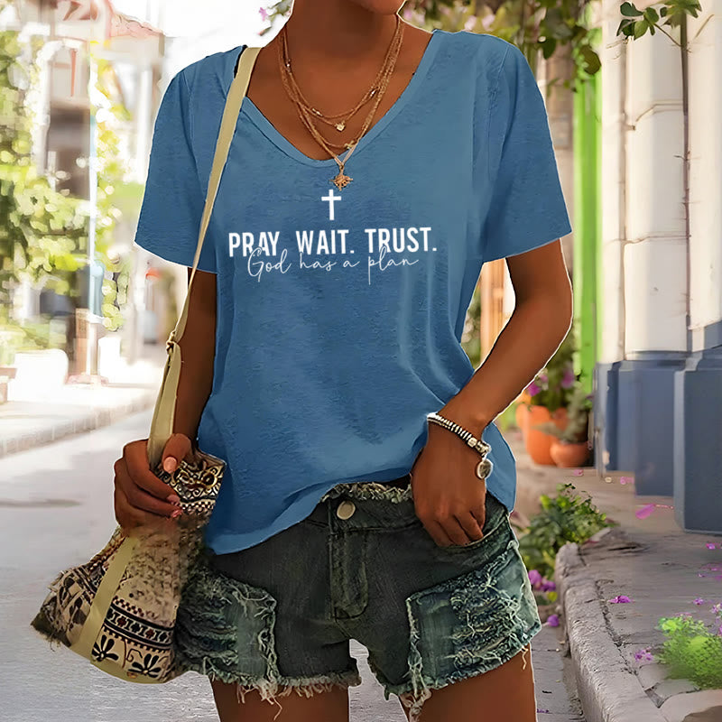 Christianartworkshop Damen T-Shirt mit V-Ausschnitt - image 2