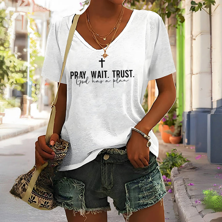 Christianartworkshop Damen T-Shirt mit V-Ausschnitt - image 7