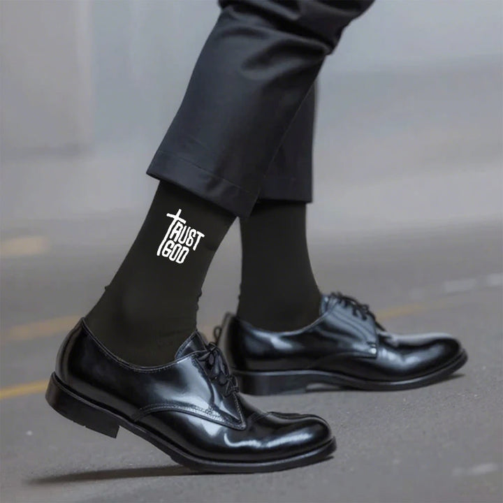 Christianartworkshop Trust God Cross-Design Faith Crew Socken: Gehen Sie mutig mit Christus - Schwarz - Herren (EU 40–44/US 7,5–11) - image 1