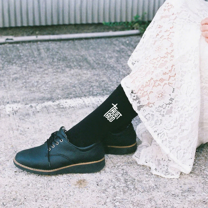 Christianartworkshop Trust God Cross-Design Faith Crew Socken: Gehen Sie mutig mit Christus - image 4