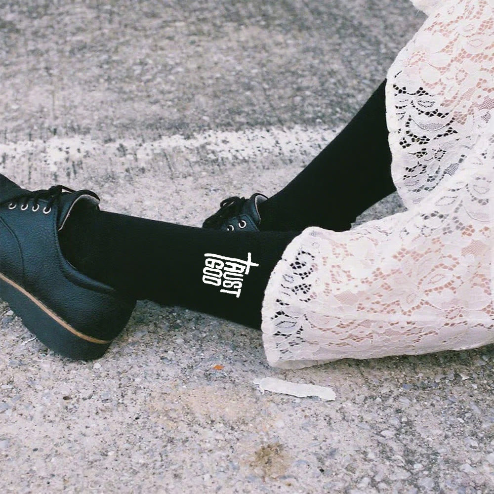 Christianartworkshop Trust God Cross-Design Faith Crew Socken: Gehen Sie mutig mit Christus - Schwarz - Damen (EU 36–39/US 8,5–9) - image 3