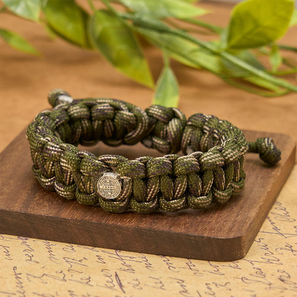 Christianartworkshop Vintage-Stil, robustes, handgefertigtes Paracord-Armband mit St.-Benedikt-Motiv - image 1