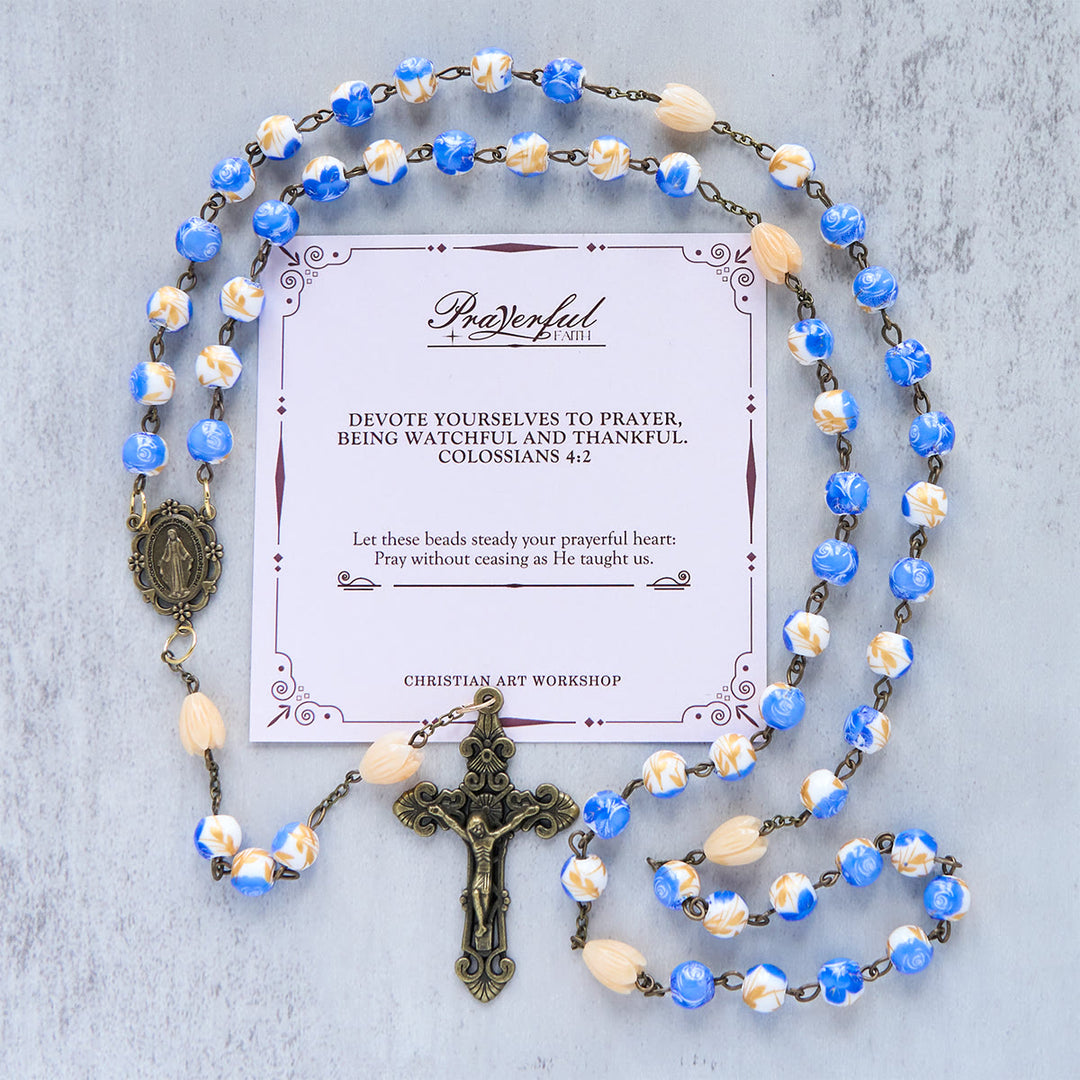 Christianartworkshop „Jesus ist das Geschenk“: Handgefertigter Blumenrosenkranz mit blauen Rosenperlen und Maiglöckchen - GEBETSVOLLER GLAUBE - image 3