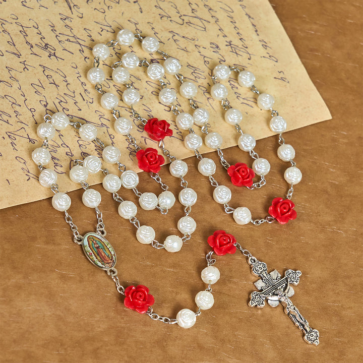 Christianartworkshop Anmutiger Rosenkranz aus weißen und roten Rosenperlen mit Segenskruzifix und Unserer Lieben Frau - image 1