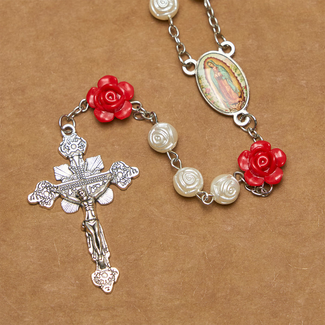 Christianartworkshop Anmutiger Rosenkranz aus weißen und roten Rosenperlen mit Segenskruzifix und Unserer Lieben Frau - image 4