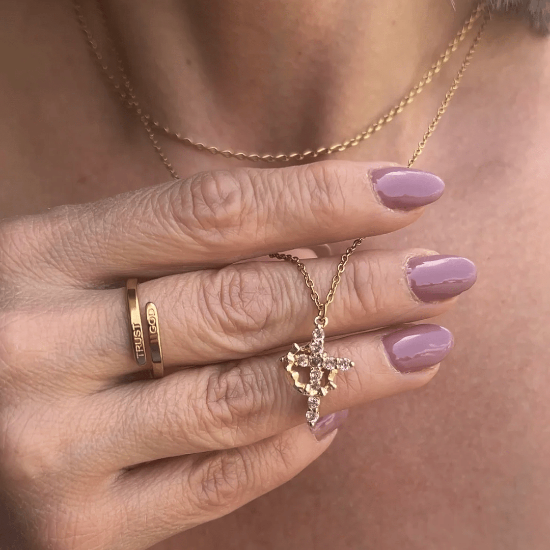 Christianartworkshop Moderne Halskette mit Kreuz „Crowned in Faith“ und Ohrringen - image 7