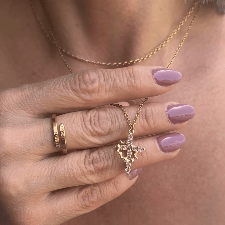 Christianartworkshop Moderne Halskette mit Kreuz „Crowned in Faith“ und Ohrringen - image 7