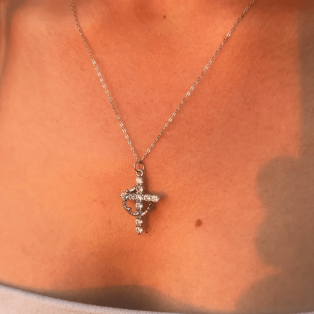 Christianartworkshop Moderne Halskette mit Kreuz „Crowned in Faith“ und Ohrringen - image 1