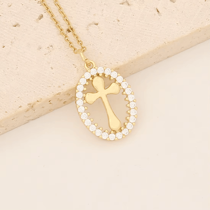 Christianartworkshop Elegante ovale Kreuz-Halskette mit Kristall-Halo: Ein wertvolles Geschenk des Glaubens - image 3