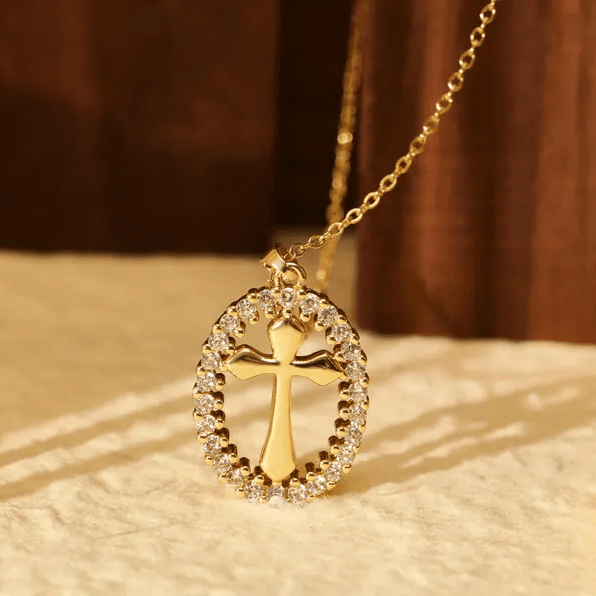 Christianartworkshop Elegante ovale Kreuz-Halskette mit Kristall-Halo: Ein wertvolles Geschenk des Glaubens - Kreuzen - image 0