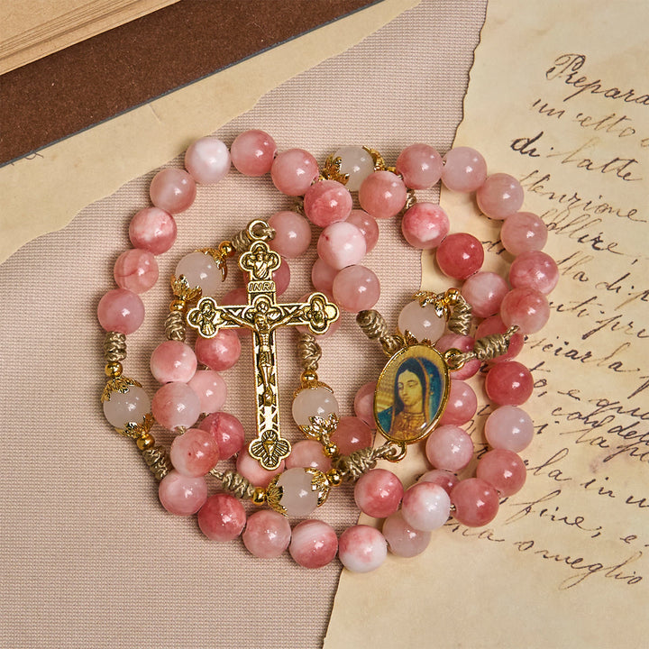 Christianartworkshop Handgefertigter Rosenkranz aus rosa glänzenden Perlen mit Messingkruzifix und Anhänger „Unsere Liebe Frau“ - image 11