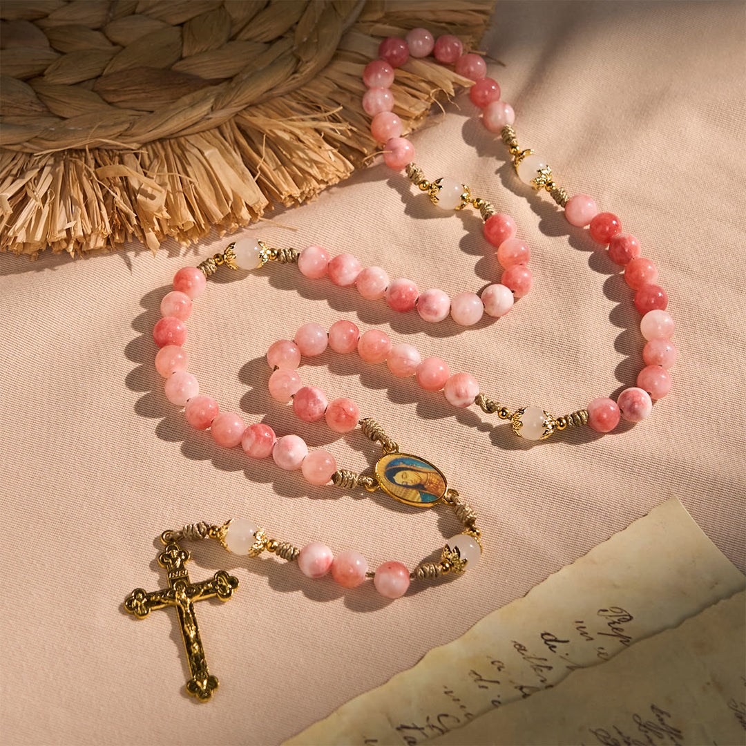 Christianartworkshop GEBETSVOLLER GLAUBE: Handgefertigter Rosenkranz aus rosa glänzenden Perlen mit Geschenkkarte - image 3