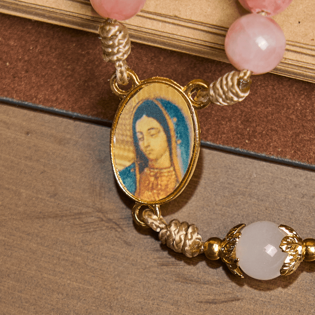 Christianartworkshop Handgefertigter Rosenkranz aus rosa glänzenden Perlen mit Messingkruzifix und Anhänger „Unsere Liebe Frau“ - image 9