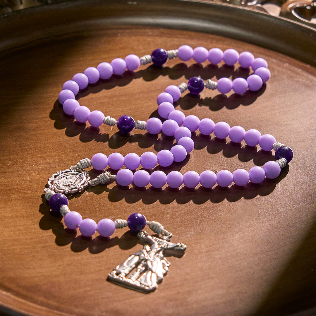 Christianartworkshop Lavendelfarbener matter Rosenkranz, verziert mit einer Kruzifixszene und einer Wundertätigen Medaille