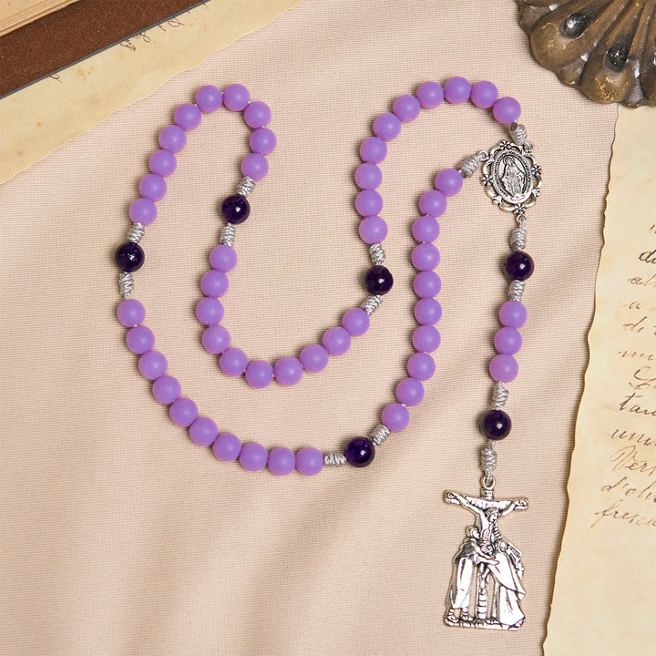 Christianartworkshop Lavendelfarbener matter Rosenkranz, verziert mit einer Kruzifixszene und einer Wundertätigen Medaille