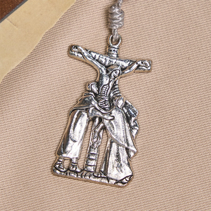 Christianartworkshop Lavendelfarbener matter Rosenkranz, verziert mit einer Kruzifixszene und einer Wundertätigen Medaille