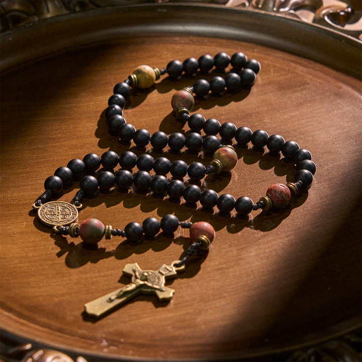 Christianartworkshop Handgefertigter Rosenkranz in Mattschwarz und Erdtönen mit dem Heiligen Benedikt