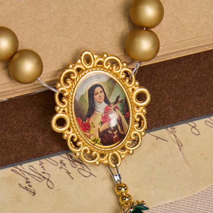 Christianartworkshop Eleganter Rosenkranz aus mattgoldenen Perlen mit der Heiligen Therese und einem Kruzifix - image 7