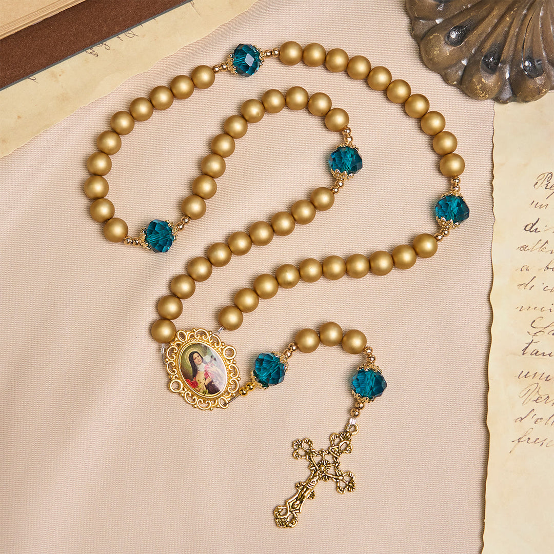 Christianartworkshop Eleganter Rosenkranz aus mattgoldenen Perlen mit der Heiligen Therese und einem Kruzifix - image 5