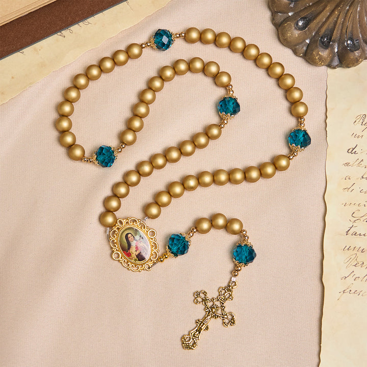 Christianartworkshop Eleganter Rosenkranz aus mattgoldenen Perlen mit der Heiligen Therese und einem Kruzifix - image 5