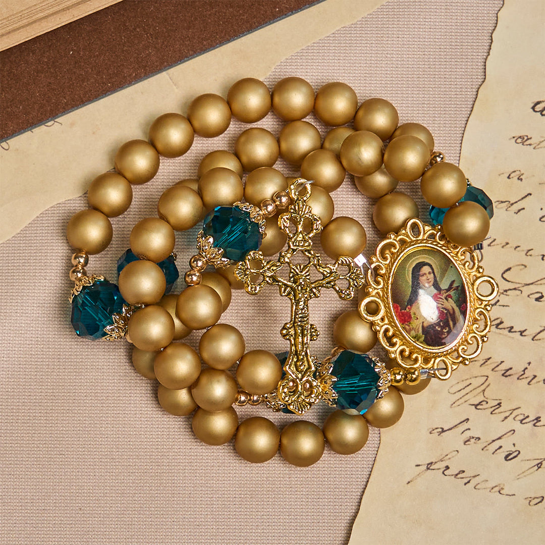 Christianartworkshop Eleganter Rosenkranz aus mattgoldenen Perlen mit der Heiligen Therese und einem Kruzifix - image 10