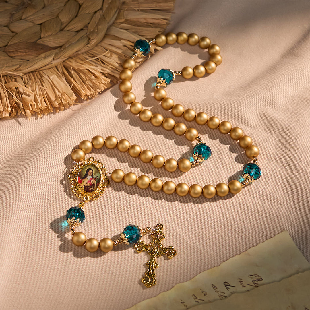Christianartworkshop Eleganter Rosenkranz aus mattgoldenen Perlen mit der Heiligen Therese und einem Kruzifix - Die heilige Therese und das Kruzifix - image 1