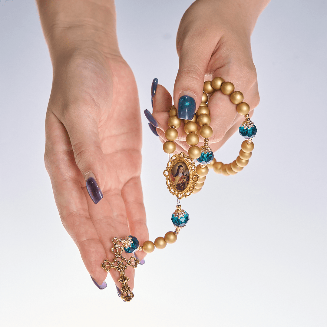 Eleganter, matter Rosenkranz aus goldenen Perlen von Christianartworkshop mit der heiligen Therese und einem Kruzifix - image 11