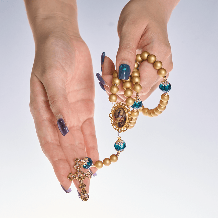 Eleganter, matter Rosenkranz aus goldenen Perlen von Christianartworkshop mit der heiligen Therese und einem Kruzifix - image 11
