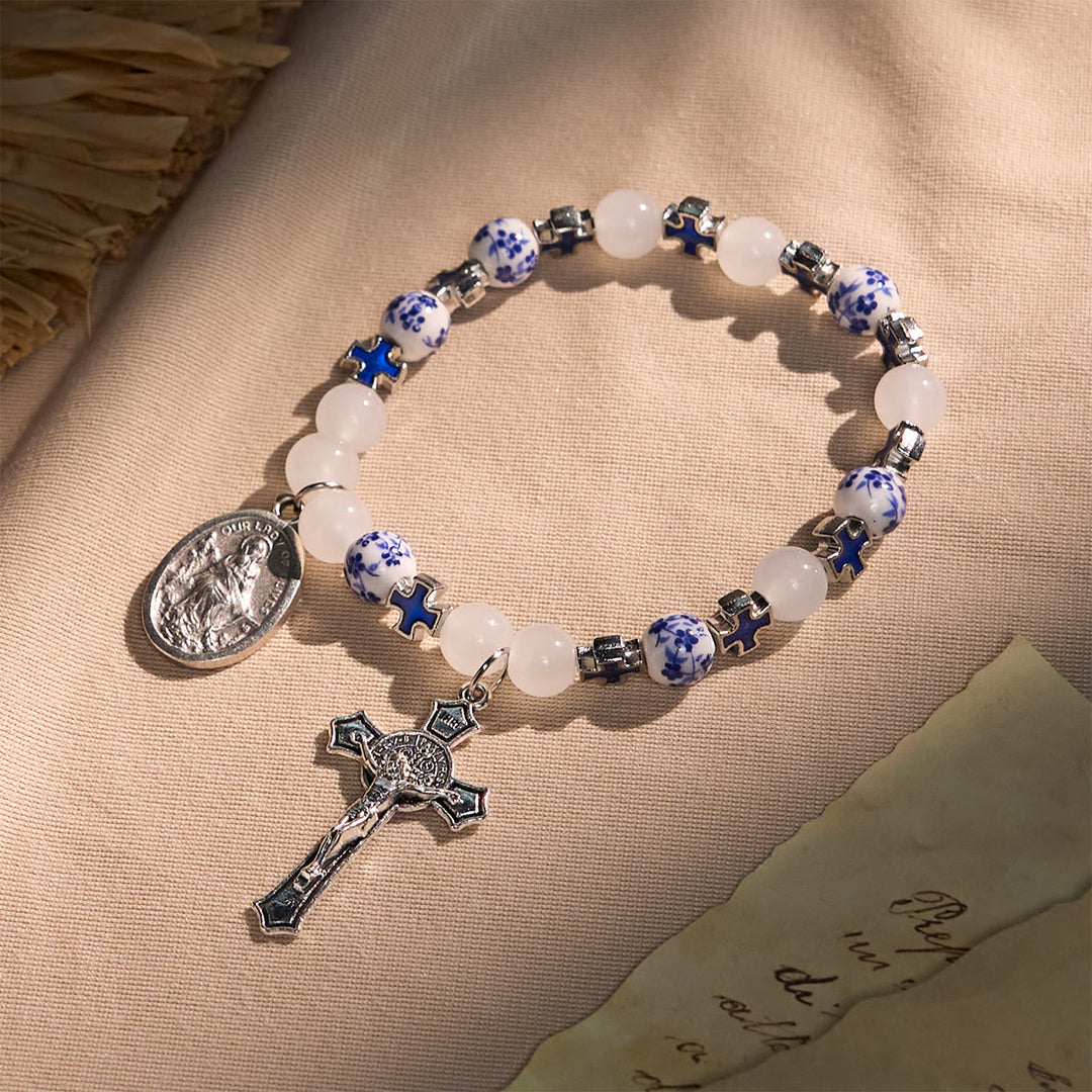 Christianartworkshop Elegante weiße und blaue Blumenarmbänder, geschmückt mit der Wundertätigen Medaille und dem blauen Kreuz - Blaue Blumenperlen - image 1