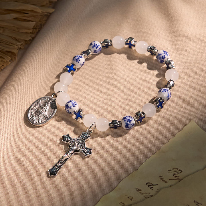 Christianartworkshop Elegante weiße und blaue Blumenarmbänder, geschmückt mit der Wundertätigen Medaille und dem blauen Kreuz - Blaue Blumenperlen - image 1