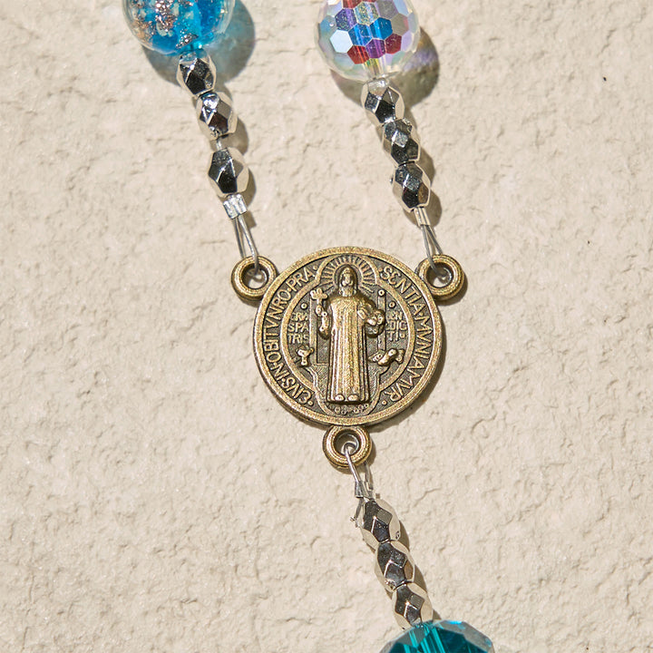 Christianartworkshop GEBETSVOLLER GLAUBE: Eleganter Rosenkranz mit leuchtenden Perlen des Heiligen Benedikt mit Geschenkkarte - image 7