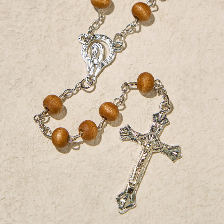 Christianartworkshop Klassischer Rosenkranz mit Karamellperlen und Kruzifix und einer Geschenkbox mit Erinnerungsstück der Jungfrau Maria - image 4