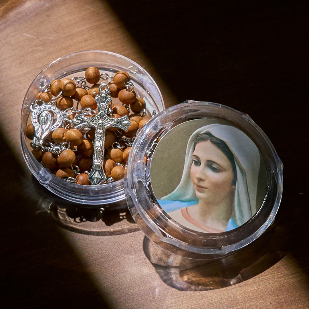 Christianartworkshop Klassischer Rosenkranz mit Karamellperlen und Kruzifix und einer Geschenkbox mit Erinnerungsstück der Jungfrau Maria - image 3