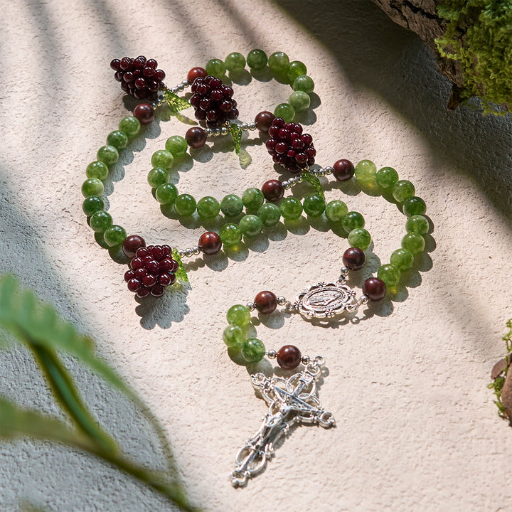 Rosenkranz aus grünen und violetten Traubenperlen von Christianartworkshop , inspiriert von Christus, dem wahren Weinstock - image 2