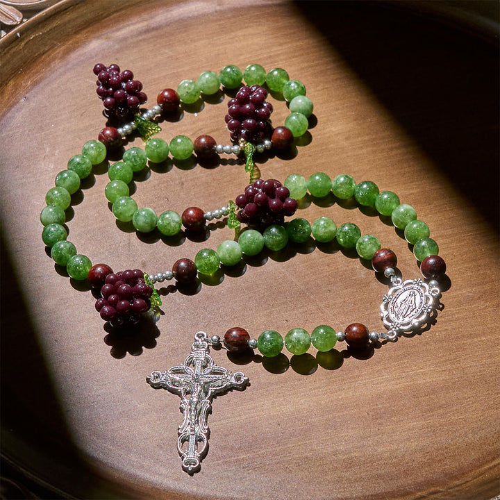 Christianartworkshop Rosenkranz aus grünen und violetten Traubenperlen, inspiriert von Christus, dem wahren Weinstock - image 2