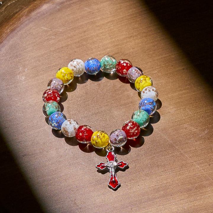 Christianartworkshop Bunte, im Dunkeln leuchtende, goldgesprenkelte Glasarmbänder mit Kruzifix - image 2
