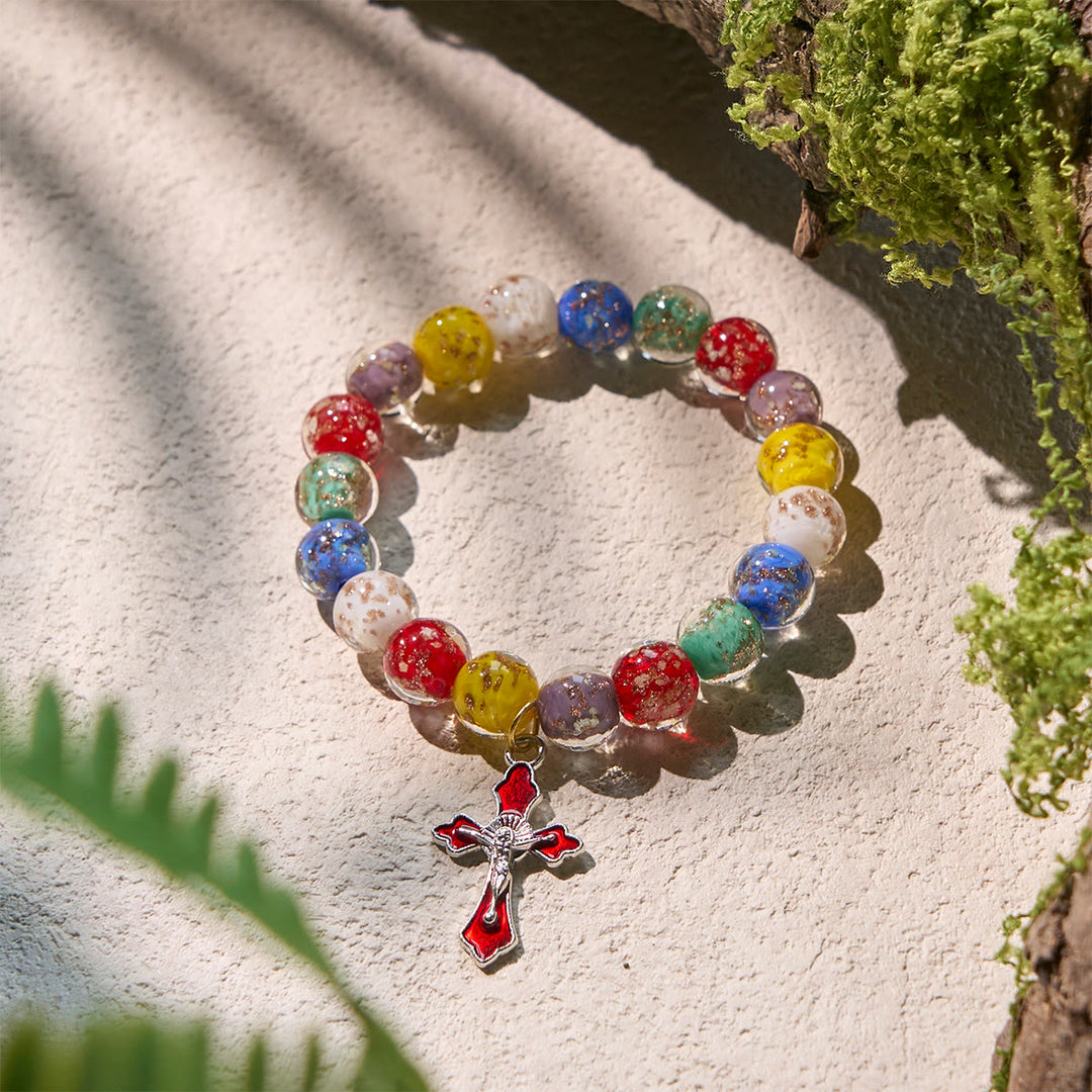 Christianartworkshop Bunte, im Dunkeln leuchtende, goldgesprenkelte Glasarmbänder mit Kruzifix - Goldgesprenkeltes Glas - image 1
