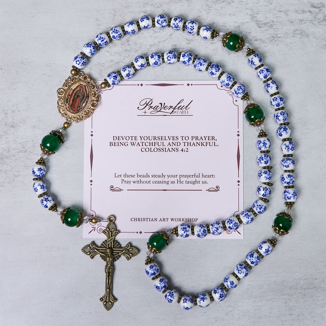 Christianartworkshop GEBETSVOLLER GLAUBE: Handgefertigter Blumenrosenkranz aus 8 mm Keramik und Jade - GEBETSVOLLER GLAUBE - image 1