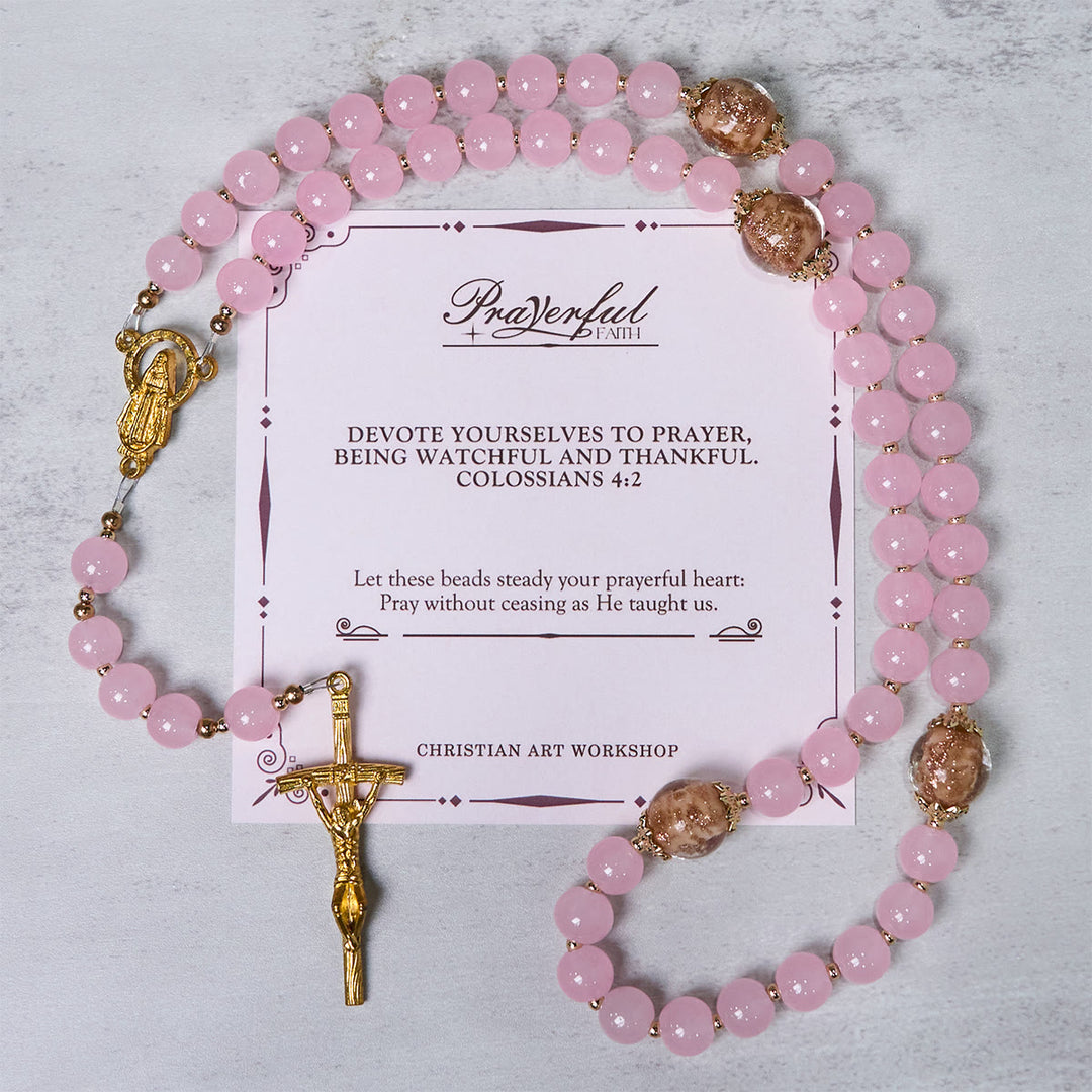 Christianartworkshop GEBETSVOLLER GLAUBE: Handgefertigter Rosenkranz aus rosa Chalcedon und goldenen Porzellansandperlen - GEBETSVOLLER GLAUBE - image 1