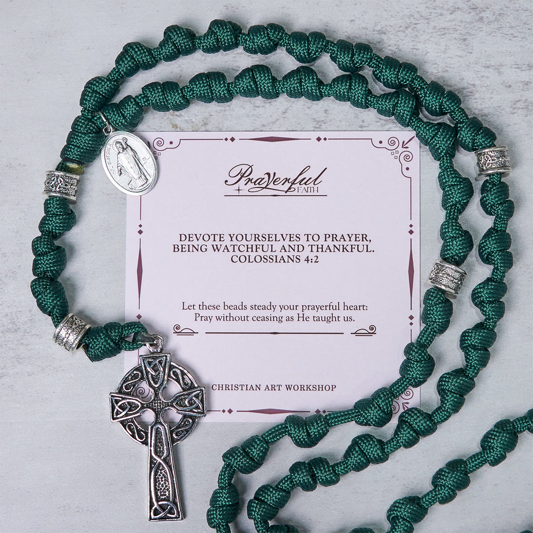 Christianartworkshop GEBETSVOLLER GLAUBE: St. Patrick Medaille Dunkelgrün Handgefertigter Paracord-Rosenkranz mit Knoten - GEBETSVOLLER GLAUBE - image 1