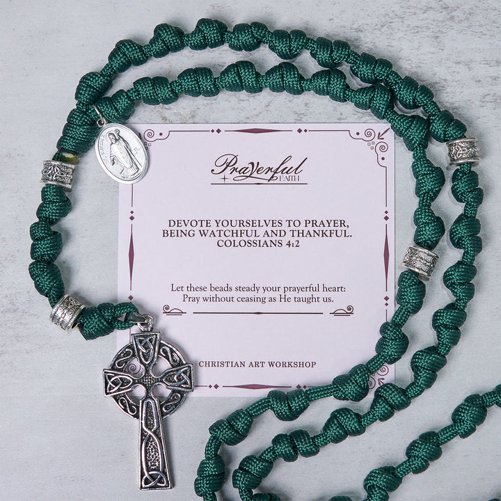 Christianartworkshop GEBETSVOLLER GLAUBE: St. Patrick Medaille Dunkelgrün Handgefertigter Paracord-Rosenkranz mit Knoten - GEBETSVOLLER GLAUBE - image 1
