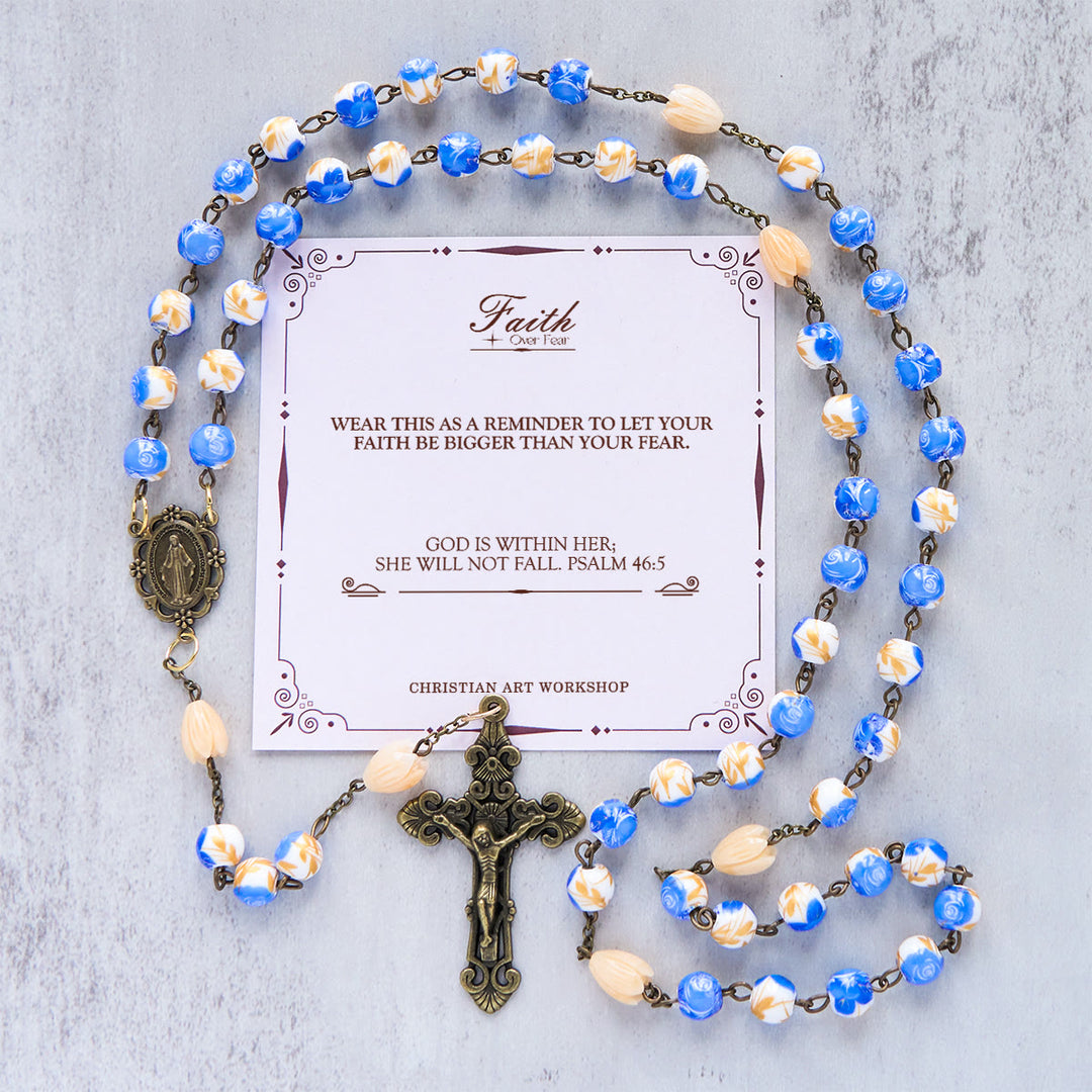 Christianartworkshop „Jesus ist das Geschenk“: Handgefertigter Blumenrosenkranz mit blauen Rosenperlen und Maiglöckchen - GLAUBE STATT ANGST - image 3