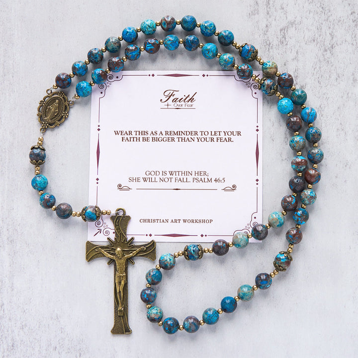 Christianartworkshop „Jesus ist das Geschenk“: Blaue Perlen mit Muster, handgefertigter Rosenkranz aus echtem Larimar-Stein - GLAUBE STATT ANGST - image 4