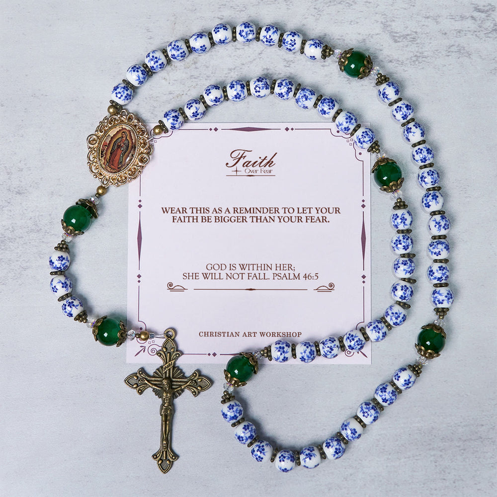 Christianartworkshop GEBETSVOLLER GLAUBE: Handgefertigter Blumenrosenkranz aus 8 mm Keramik und Jade - GLAUBE STATT ANGST - image 2