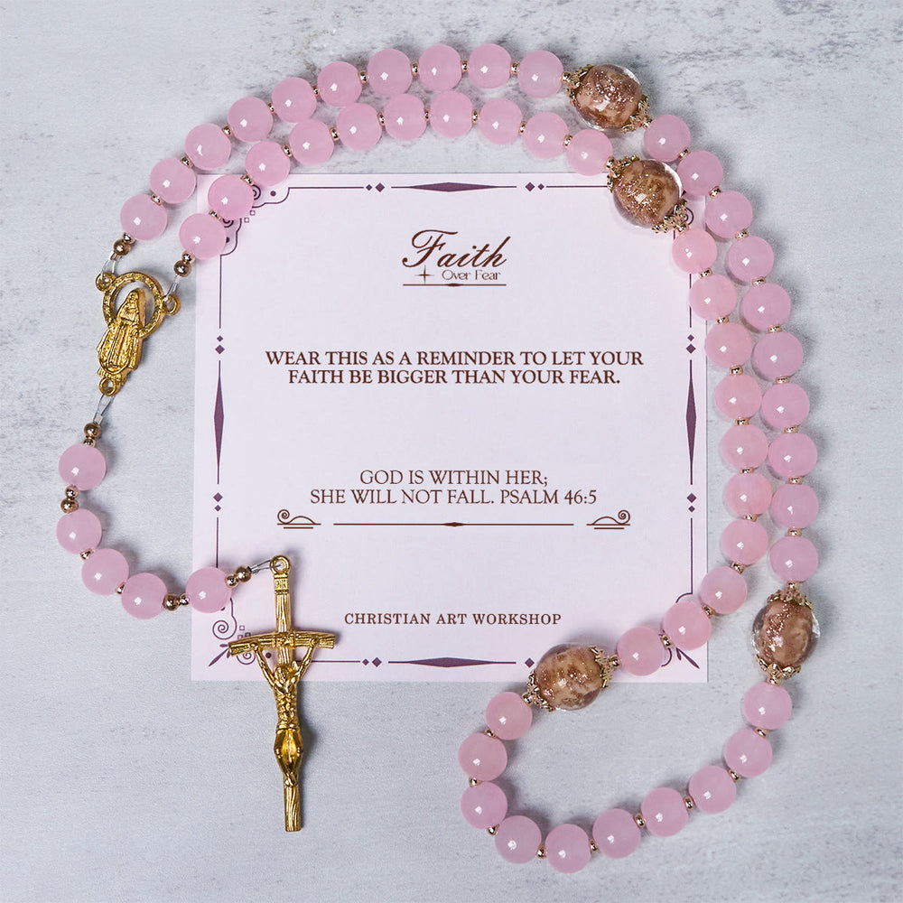 Christianartworkshop GEBETSVOLLER GLAUBE: Handgefertigter Rosenkranz aus rosa Chalcedon und goldenen Porzellansandperlen - GLAUBE STATT ANGST - image 2