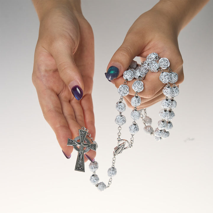 Christianartworkshop Zarte weiße Rosen, Andachtsperlen, Rosenkranz und Armbänder mit der Jungfrau Maria - image 6