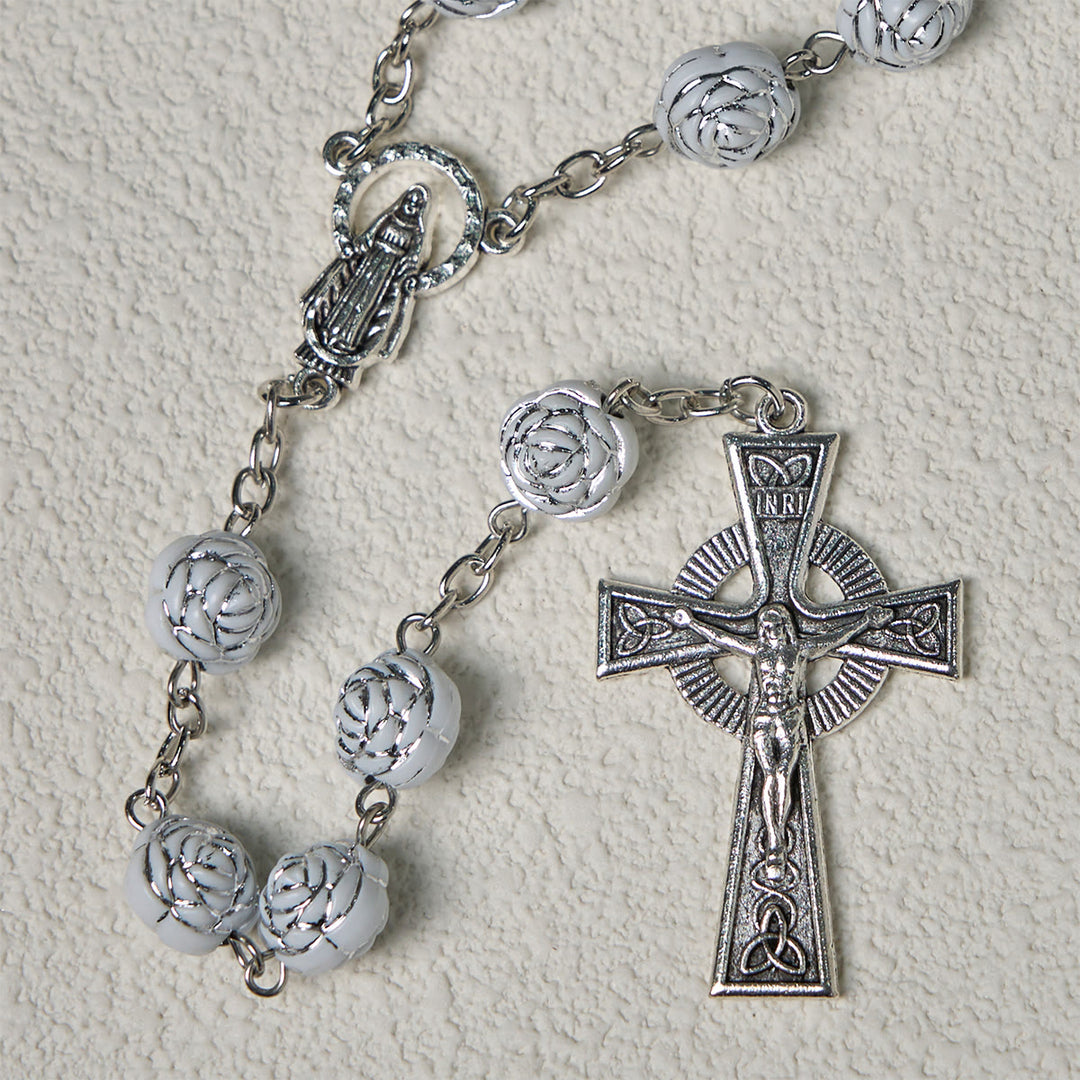 Christianartworkshop Zarte weiße Rosen, Andachtsperlen, Rosenkranz und Armbänder mit der Jungfrau Maria - image 7